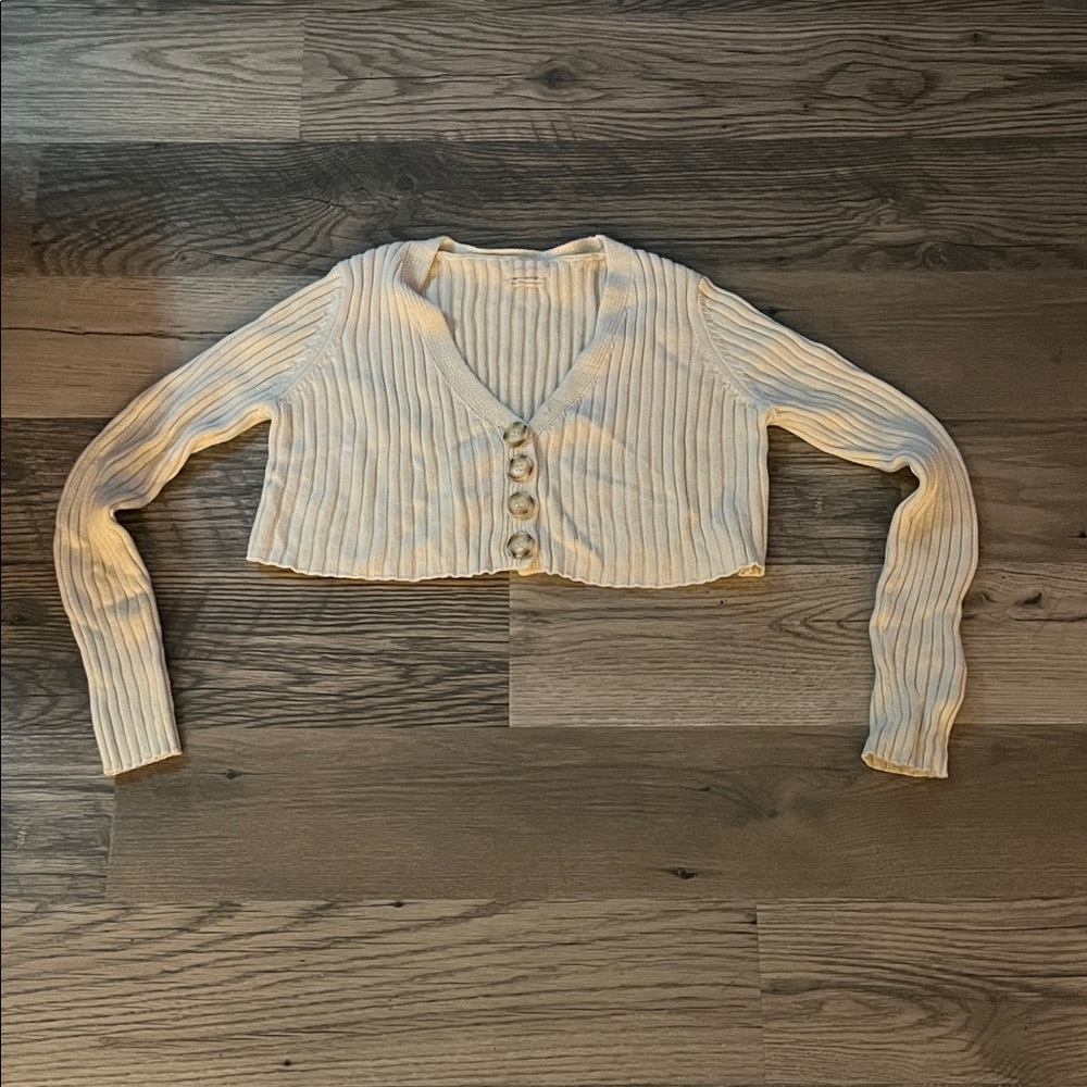 Urban Outfitters Cropped cardigan sweater‎ 4 button women’s cream size medium - Picture 2 of 8